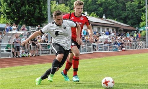 Grünthals Thomas Hoiß (vorne) im Laufduell mit Burgkirchens Siegtorschützen Maxi Aicher.Foto Zucker