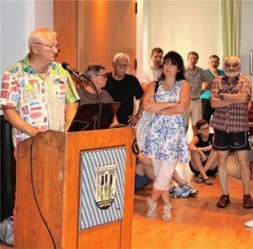 Günther Schlarb (links) von der Bürgerinitiative, die ein Bürgerbegehren anstrebt, macht seine Sicht der Dinge deutlich. Neben ihm sind Zuhörer zu sehen, die keinen Sitzplatz mehr gefunden haben. Denn das Interesse an der Veranstaltung ist groß.