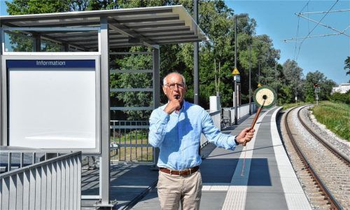 Hätte gerne bereits den Pfiff des Zugbegleiters an der Haltestelle Aicherpark gehört: Hans Schussmann von der Interessensgemeinschaft Aicherpark. Besonders ärgert ihn die Informationspolitik seitens der Stadt. Foto Schlecker