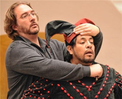 Halsabschneider: Ingo Kolonerics bei den Probearbeiten für „Rigoletto“. Foto re