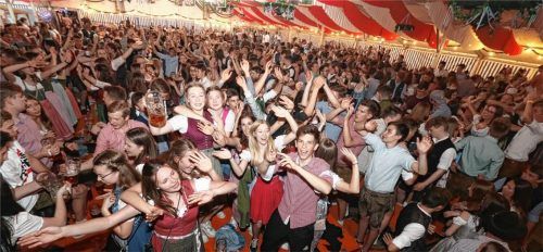 Ein Bild aus vergangenen Zeiten: das proppenvolle Zelt beim Volksfest in Au.Foto Stuffer