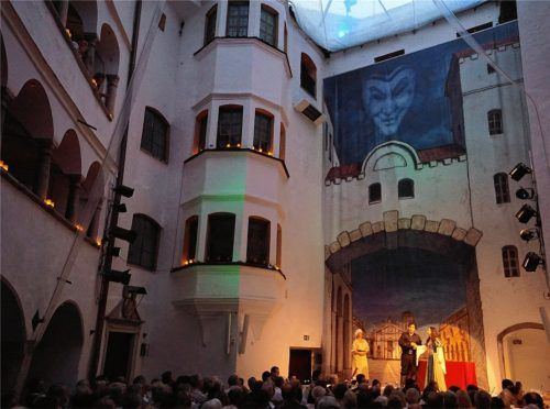 Hervorragende Akustik und hautnahes Opernerlebnis bietet der Renaissance-Arkadenhof des Schlosses. Foto Schloss Amerang