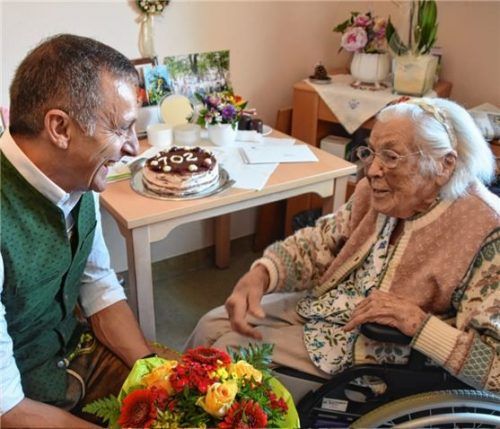 Herzliche Glückwünsche und einen Blumenstrauß überbrachte Bürgermeister Olaf Kalsperger.Foto Ruprecht