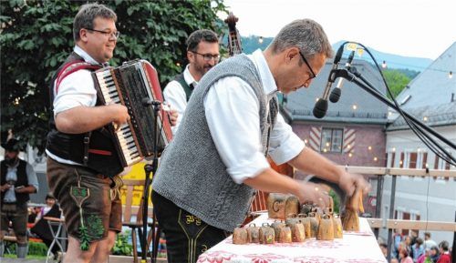 Heuer ist Benedikt Paul zum 25. Mal bei der Neubeurer Marktbeleuchtung dabei.Fotos reischl-zehentbauer