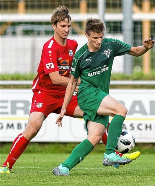Hielten mit ihren Clubs die Landesliga, verlassen diese aber nun: Traunsteins Alexander Köberich und Rosenheims Daniel Kobl (rechts).Foto Weitz
