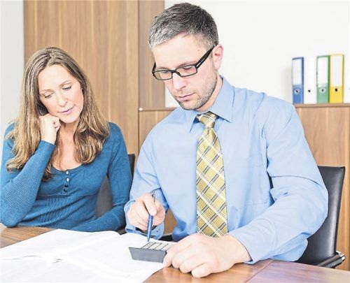 Hilfe auf Zeit: Ein Überbrückungskredit kann den Traum vom Haus retten – aber Vorsicht ist geboten. Foto dpa/Wüstenhagen