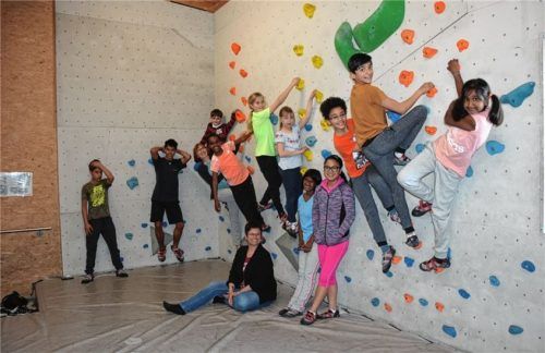 Hoch hinaus: Elisabeth Wolfgruber von der Adoptionsstelle am Landratsamt Rosenheim (hinten an der Boulderwand) und Carmen Köngeter (sitzend) von der Adoptionsstelle am Landratsamt Ebersberg hatten viel Spaß mit den Adoptivkindern.Foto re