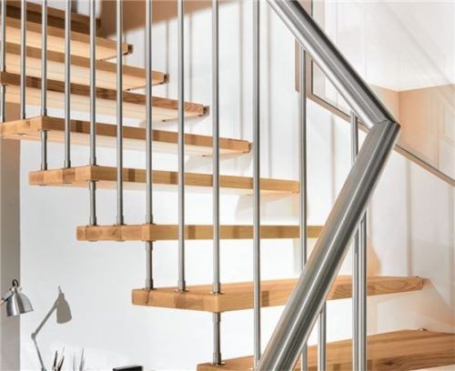 Holz und Edelstahl ist als reizvoller Materialmix auch bei Treppen im Trend.