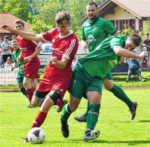 Im Chiemgau-Derby zwischen Inzell und Siegsdorf wurde zwar um jeden Ball gekämpft, doch die Aktionen waren im Rahmen des Erlaubten – so wie hier zwischen Simon Maier (links) und Maxi Huber.Foto Wegscheider