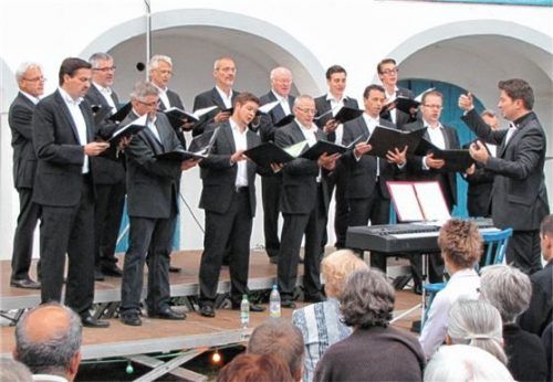 Im Stil der Comedian Harmonists: Arkadenkonzert in Neuötting.Foto  re