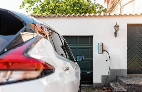 Immer beliebter: An der heimischen Garage das Elektroauto über Nacht aufladen. Foto djd/E.ON