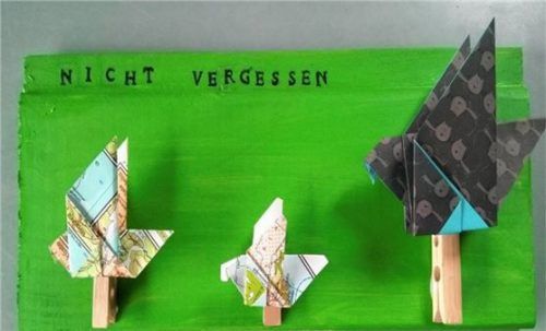 In der Bastelwerkstatt lernen Kinder zwischen sechs und zehn Jahren, wie man Figuren aus Papier faltet und damit eine Pinnwand verziert.