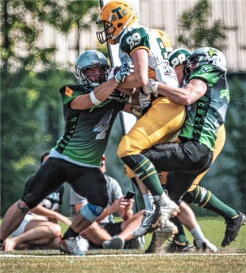In die Zange genommen: Die Rosenheim Rebels (grün) gewannen gegen den Favoriten aus Bad Tölz. Foto Herold