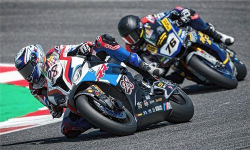 In diesem Duell um den elften Platz setzte sich Markus Reiterberger (vorne) durch. Loris Baz (Frankreich/Nr. 76) Zwölfter.Foto BMW Motorrad Motorsport