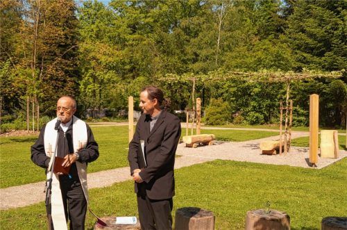 In einer ökumenischen Andacht segneten Pater Bernhard Stiegler (von links) und Pfarrer Simon Stritar das neue Grabfeld für Baumbestattungen nicht weit von der Aussegnungshalle: In der Mitte hat die Friedhofsgärtnerei eine Fläche mit zwei Platanen gestaltet, dort gibt es auch die Möglichkeit, sich auf Ruhebänken niederzulassen und innezuhalten. An vier Eichenstehlen können die Namen der Verstorbenen angebracht werden. Fotos Grundner