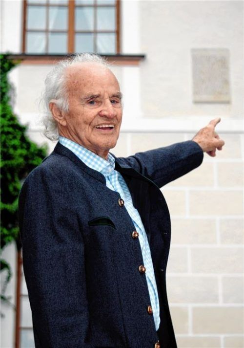 In mehreren Metern Höhe wirkt die Steintafel, die auf Antrag des ehemaligen Landtagsabgeordneten Walter Schlosser am Alten Schloss auf Herrenchiemsee angebracht wurde, etwas unscheinbar, ...