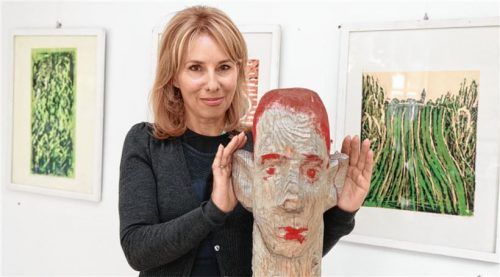 Inge Fricke, Initiatorin der Aktion „Schaufenster-Kunst“ bei der ersten Priener Kunstnacht, mit Werken des Bildhauers Hannes Stellner und von Lenz Hamberger.Fotos Effner