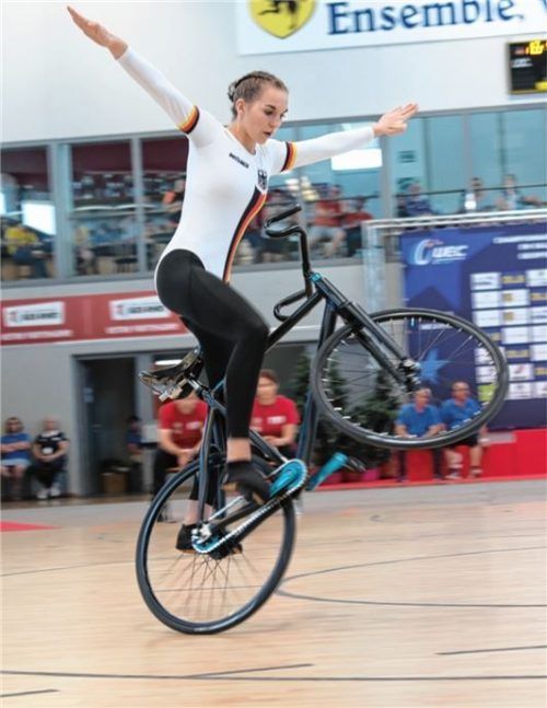 Jana Pfann aus Bruckmühl gewinnt die Silbermedaille im Kunstradfahren. Foto Schwarz