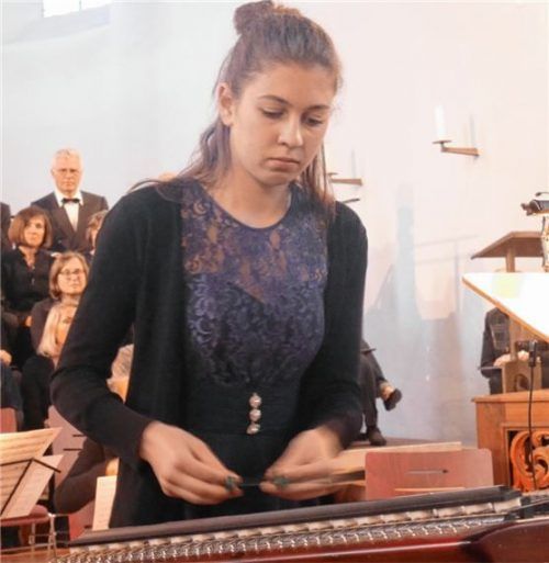 Johanna Trifellner überzeugte am Hackbrett. Foto Kirchner