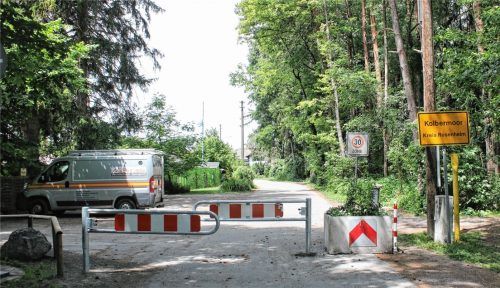 Kein Durchkommen mehr möglich ist auf der Verbindungsstrecke Fürstätt-Kolbermoor. Die Anliegerstraße ist nun per Schranke für den Durchgangsverkehr gesperrt.Foto Riediger