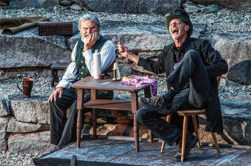 Kirschgeist macht lustig: Jörg Herwegh als Brandner (links) und Gerd Niedermayer als Boandlkramer. Foto Kirchgraber