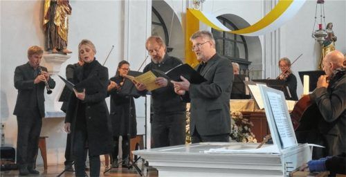Klare Stimmen, festlicher Glanz: Martina Bindl (Sopran), Rupert Schäffer (Tenor), Klaus Maier (Bass, von links) gestalteten mit dem Orchester die Psalmkantate „O sing unto the Lord“. Foto Kirchner