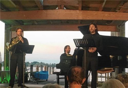 Konzertierten auf einem Steg am Chiemsee: (von links) Hornist Christian Loferer, Pianist Christoph Schnackertz und Bariton Thomas Schütz. Foto Kirchner