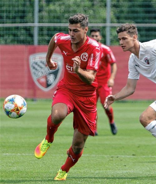Korbinian Linner (links) und der TSV 1860 Rosenheim bestreiten am Sonntag, 16 Uhr, in Eiselfing ein Testspiel gegen den Drittligisten SpVgg Unterhaching. Foto Fehrmann