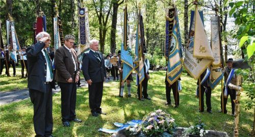 Kranzniederlegung im Bauhofpark (von links): Heinrich Rehberg vom Volksbund, Stephanskirchens Vereinsvorsitzender Donatus Schiffer und Pius Graf von der IG Rosenheim. Fotos Schlecker