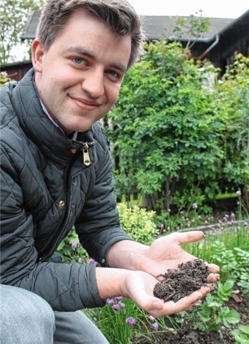 Landwirt Michael Höhensteiger freut sich über die Artenvielfalt im Bauerngarten. Dort sorgt jeder einzelne Regenwurm für einen lockeren und gesunden Boden.Foto Heinz