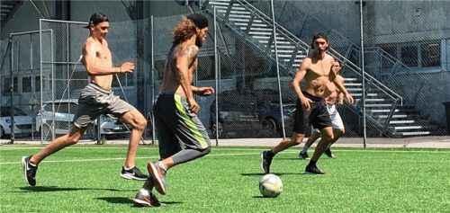 Laut Stürmer Michael Baindl haben die Starbulls einige „Brasilianer“ im Team. Am Ball Lukas „Lukinho“ Steinhauer beim Training, wo im Anschluss an das Krafttraining als Ausdauereinheit Fußball gespielt wurde. Foto  Starbulls