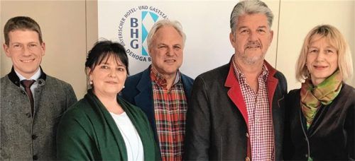 Lenken nun die Geschicke des Hotel- und Gaststättenverbands in Rosenheim (von links): Rainer Lechner, Regina Huber, Rudi Zellner, Johann Bäuerle und Theresa Albrecht. Foto re