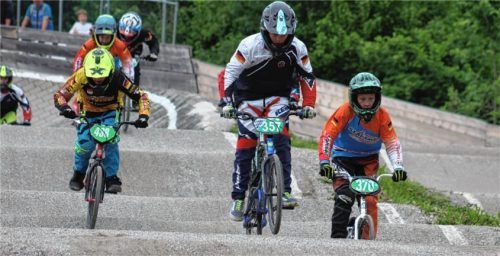Leonhard Lang (Mitte, Nummer 357) vom Maloja BMX Team gewann den zweiten BMX-Bayernliga-Lauf in Peißenberg in der Gruppe „Beginners Boys 11/12“. Foto Lang