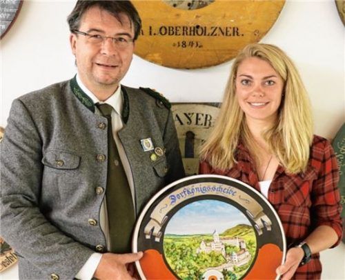 Lisa Puschmann ist die erste Dorfschützenkönigin in Aschau. Schützenmeister Franz Kiesmüller überreichte die Siegerscheibe. Foto  Rehberg