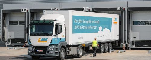 Lkw an der Verladerampe: Täglich für den Wohlstand aller unterwegs.Foto dpa