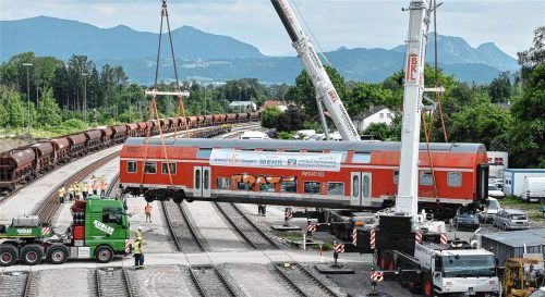 Los geht’s: Zwei Autokräne heben den roten Doppelstock-Nahverkehrswaggon aus den Gleisen am Bahnhof und laden ihn auf einen Spezialtieflader der Schwertransportfirma Kübler Spedition. Fotos Schlecker