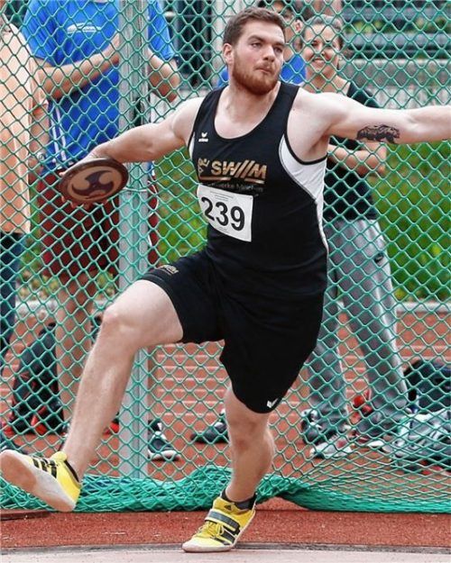 Lukas Koller aus Reitmehring siegte beim Pfingstsportfest im Diskuswurf der Männer mit neuem Rekord.
