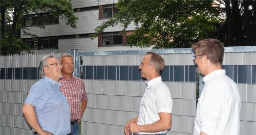 „Man sieht Dinge, die man sonst nicht sieht.“ Polizeipräsident Robert Kopp (von links) im Gespräch mit dem Waldkraiburger Inspektionsleiter Georg Deibl, Bürgermeister Robert Pötzsch und Christian Bertlein vom Sachgebiet E2 (Ordnungs- und Sicherheitsaufgaben) im Präsidium Oberbayern Süd. Fast zweieinhalb Stunden dauerte ihre Sicherheitsbegehung durch Waldkraiburg. Eine Station war die Anker-Dependance für Asylbewerber, die kürzlich um einen Teil des Haidaer Parks erweitert wurde, der mittlerweile auch eingezäunt ist.Foto  Grundner