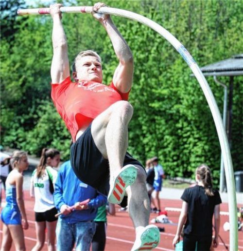 Maximilian Kurzbuch vom TSV Wasserburg siegte im Stabhochsprung der Männer in Gräfelfing.Foto Stuffer