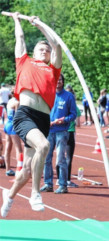 Maximilian Kurzbuch vom TSV Wasserburg wurde süddeutscher Juniorenmeister im Stabhochsprung.Foto Stuffer
