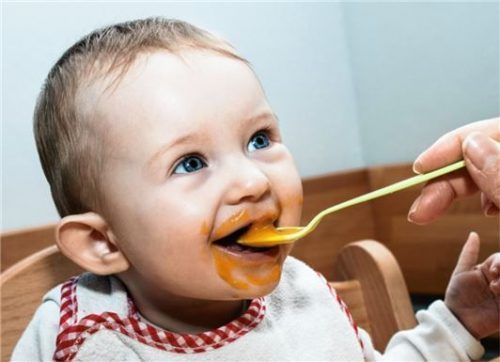 Meist bekommen Babys zwischen dem fünften und siebten Monat ihren ersten Brei.Foto  djd/Emeal Essglas/ManEtli