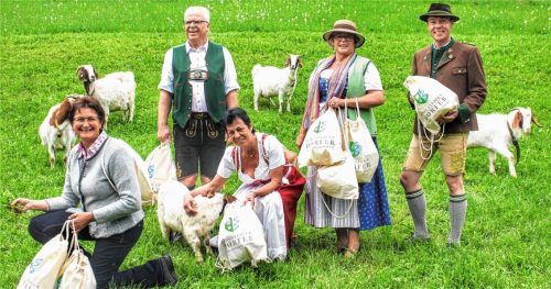 Mit dem neuen Sackerl unterwegs: Herbert Reiter, Leiter der Tourist Info Aschau und Sachrang (rechts), sowie (von links) Marianne Hamberger, Benno Pertl, Angelika Anker und Monika Franzke vom Verkehrsverein Sachrang.Foto h. reiter