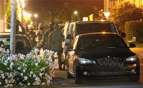 Mit der Unterstützung von Spezialkräften stürmte die Polizei gestern Nacht im Stadtbereich eine Wohnung und einen Gastrobetrieb. Die Hintergründe für den Einsatz sind bislang unklar. Foto  fib/Eß