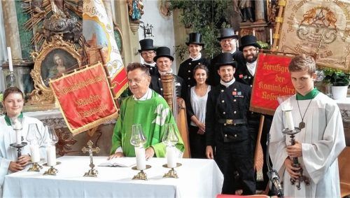 Mit „Rußg’wand“ und Zylinder waren die Kaminkehrer mit ihren Zunftzeichen beim Gottesdienst von Prälat Günther Lipok um den Altar versammelt. Foto Penzkofer