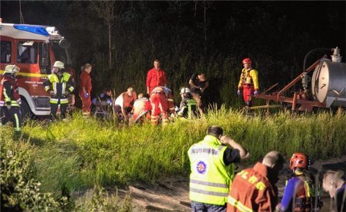 Mit schwierigen Bedingungen in und am Löschteich hatten die Einsatzkräfte zu kämpfen. Foto FDL/Lamminger