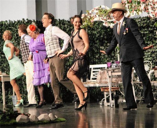 Mit Tanzeinlagen alberten die sieben Schauspieler auf der Bühne und lockerten die Komödie „Charleys Tante“ damit auf.Fotos  Von Ahn
