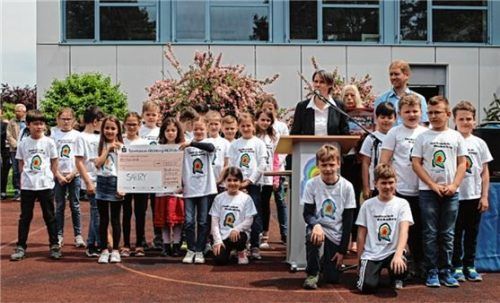 Mit zwei Kuchenwochen Gutes tun – das geht. In der Goethe-Grundschule sind 1000 Euro zusammengekommen, die die Schüler beim Schulfest mit ihrer Rektorin Ruth Linsmeier (am Mikrofon) an Daniel und Ruth Werner (rechts im Hintergrund) vom Projekt Sariry übergaben, das Kinder in Bolivien unterstützt.Foto  re