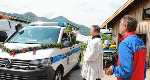 „Moderne Form des Samariters“ nannte Pfarrer Paul Janßen die Ehrenamtlichen der Bergwacht Sachrang-Aschau um Bereitschaftsleiter Hans Feistl. Foto Rehberg
