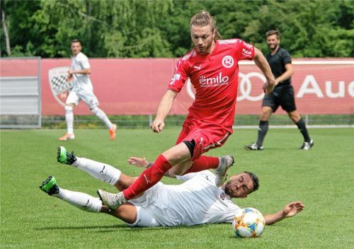 Moritz Moser, Neuzugang des TSV 1860 Rosenheim, setzt sich hier gegen einen Ingolstädter durch. Fotos  Fehrmann