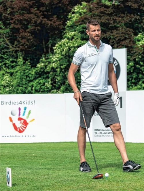 Motorsport-Ass Martin Tomczyk mit dem Driver beim Abschlag.Fotos Birdies4Kids